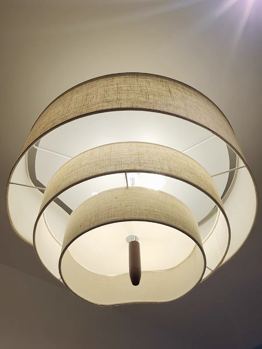 Stoffen plafondlamp in Johns slaapkamer