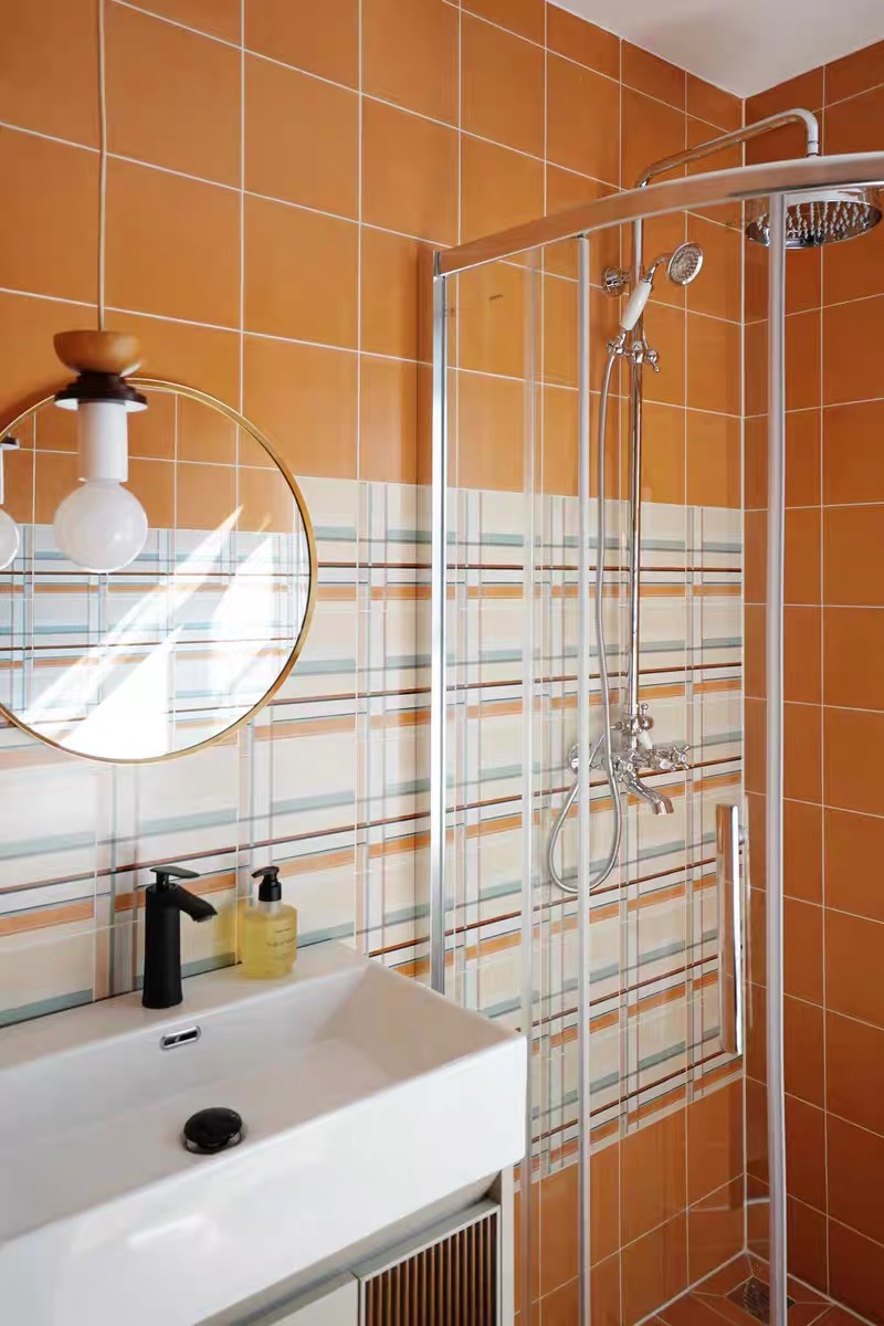 Houten blokhanglamp in Lori’s strandhuis