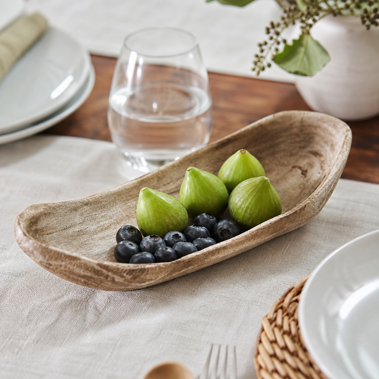Houten dienblad met vijgen op een eettafel